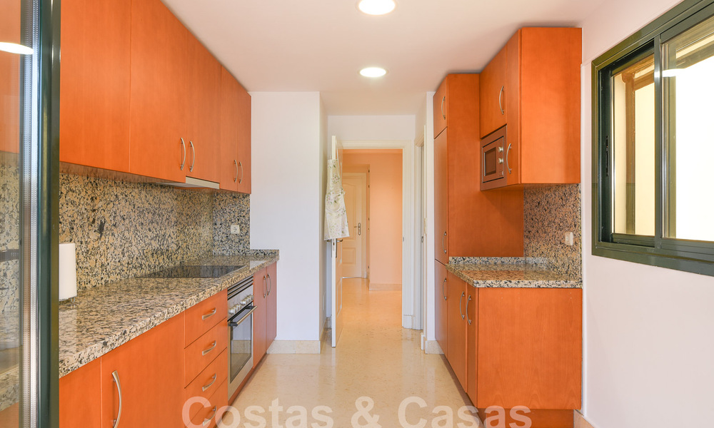 Ruime luxe appartementen te koop in een gated complex omringd door de golfbaan in Marbella - Benahavis 56007