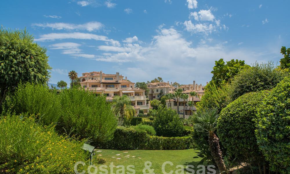 Luxueus duplex penthouse te koop in een gated complex omringd door de golfbaan in Marbella - Benahavis 56020