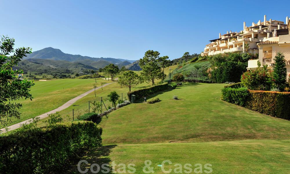 Luxueus duplex penthouse te koop in een gated complex omringd door de golfbaan in Marbella - Benahavis 56075