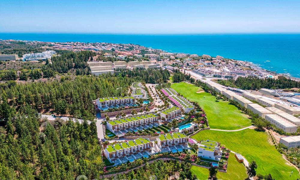 Nieuwbouwproject bestaande uit rijwoningen te koop, op een steenworp van de Golf Club in Mijas Costa, Costa del Sol 61203