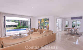 Stijlvolle, gelijkvloerse villa te koop op loopafstand van het strand op de New Golden Mile tussen Marbella en Estepona 56486 