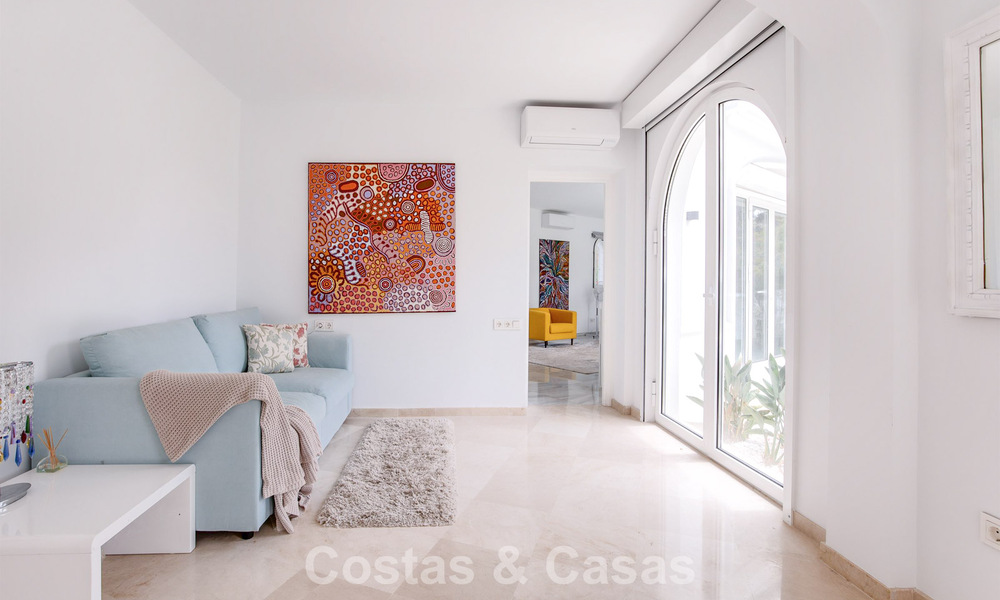 Stijlvolle, gelijkvloerse villa te koop op loopafstand van het strand op de New Golden Mile tussen Marbella en Estepona 56504