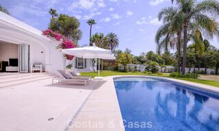 Stijlvolle, gelijkvloerse villa te koop op loopafstand van het strand op de New Golden Mile tussen Marbella en Estepona 56510 
