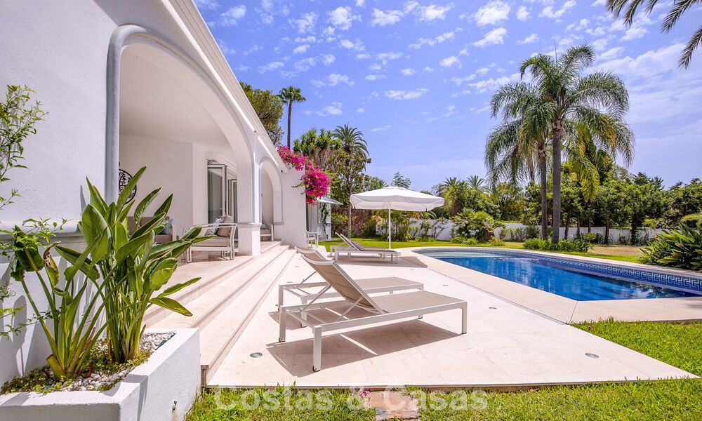 Stijlvolle, gelijkvloerse villa te koop op loopafstand van het strand op de New Golden Mile tussen Marbella en Estepona 56513