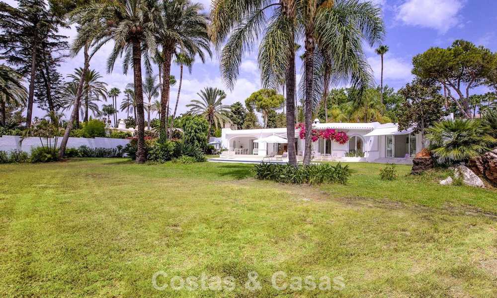 Stijlvolle, gelijkvloerse villa te koop op loopafstand van het strand op de New Golden Mile tussen Marbella en Estepona 56516