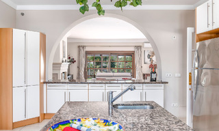 Luxe villa in Andalusische stijl omgeven door groen op een groot perceel in Marbella – Estepona 56315 