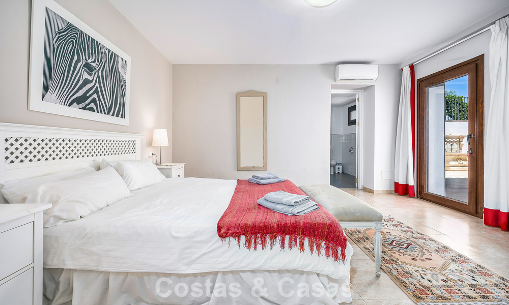 Luxe villa in Andalusische stijl omgeven door groen op een groot perceel in Marbella – Estepona 56343