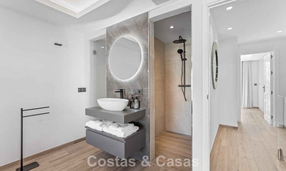 Meesterlijk gerenoveerde rijwoning te koop in een gated complex, eerstelijns Aloha Golf, op loopafstand van het clubhuis in Nueva Andalucia, Marbella 56592