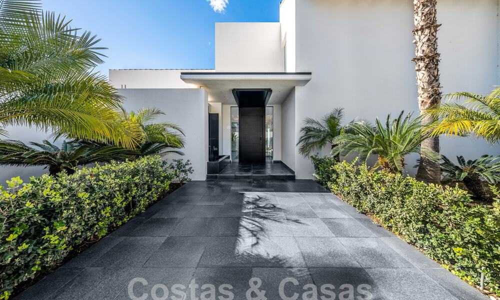 Modernistische luxevilla te koop met zeezicht in vijfsterren golfresort te Marbella - Benahavis 56753