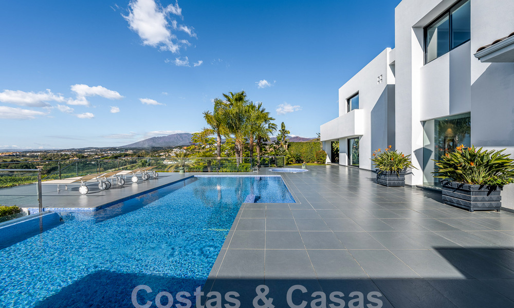 Modernistische luxevilla te koop met zeezicht in vijfsterren golfresort te Marbella - Benahavis 56754