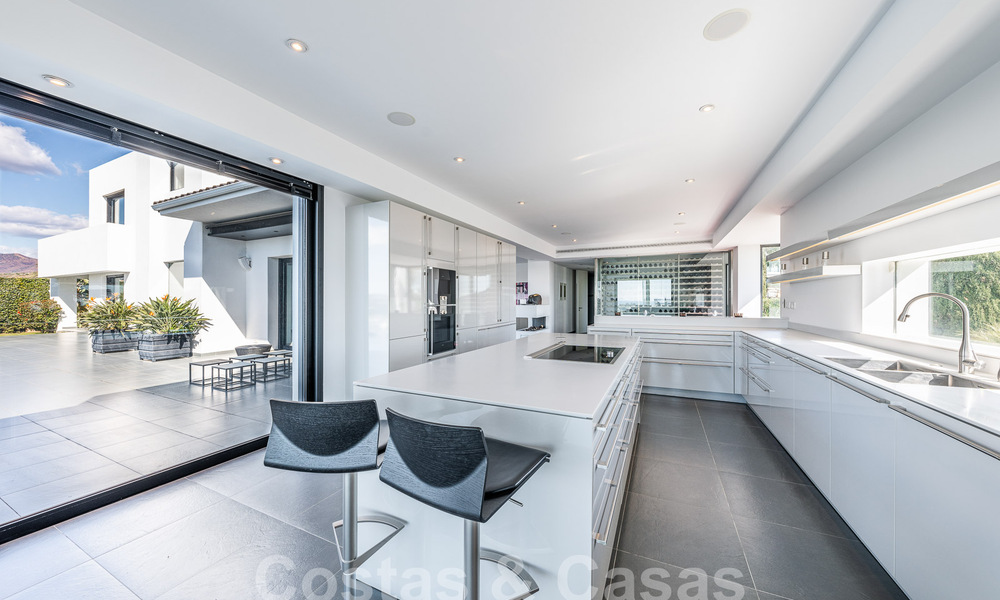 Modernistische luxevilla te koop met zeezicht in vijfsterren golfresort te Marbella - Benahavis 56758