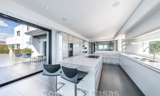 Modernistische luxevilla te koop met zeezicht in vijfsterren golfresort te Marbella - Benahavis 56758 