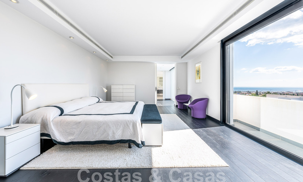 Modernistische luxevilla te koop met zeezicht in vijfsterren golfresort te Marbella - Benahavis 56761
