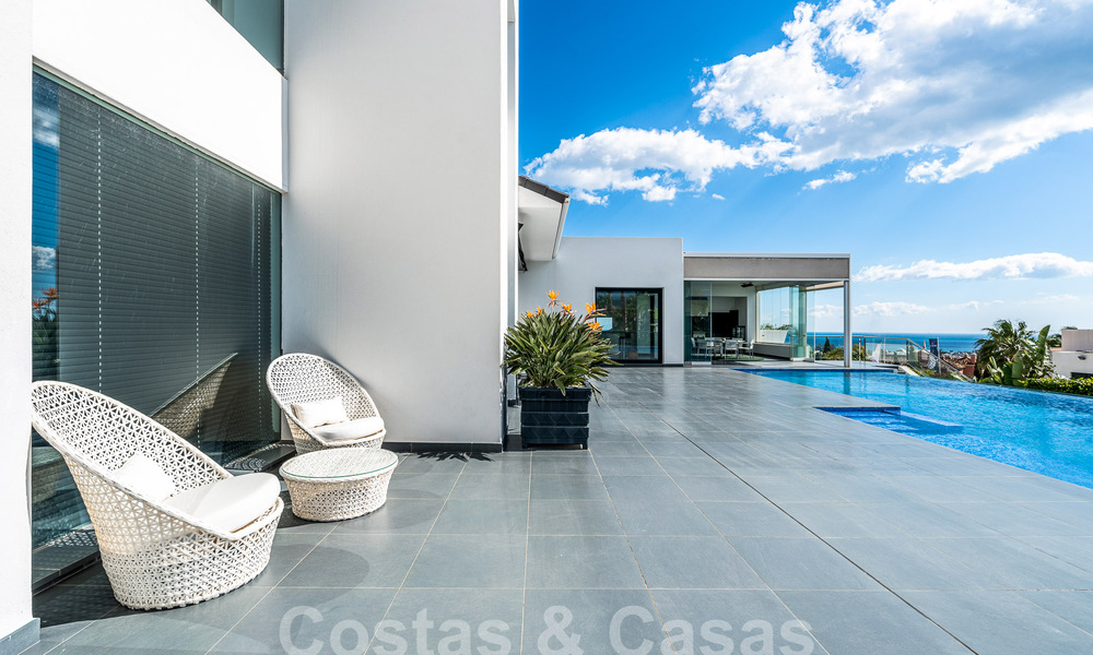 Modernistische luxevilla te koop met zeezicht in vijfsterren golfresort te Marbella - Benahavis 56764