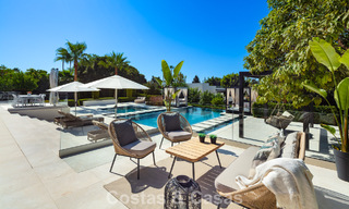 Moderne, symmetrische luxevilla te koop op een steenworp van de golfbanen van Nueva Andalucia’s vallei, Marbella 56168 