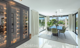 Moderne, symmetrische luxevilla te koop op een steenworp van de golfbanen van Nueva Andalucia’s vallei, Marbella 56173 