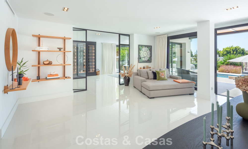 Moderne, symmetrische luxevilla te koop op een steenworp van de golfbanen van Nueva Andalucia’s vallei, Marbella 56180