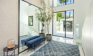 Moderne, symmetrische luxevilla te koop op een steenworp van de golfbanen van Nueva Andalucia’s vallei, Marbella 56181 