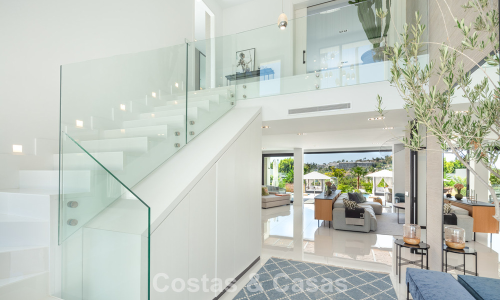 Moderne, symmetrische luxevilla te koop op een steenworp van de golfbanen van Nueva Andalucia’s vallei, Marbella 56182
