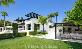 Moderne, symmetrische luxevilla te koop op een steenworp van de golfbanen van Nueva Andalucia’s vallei, Marbella 56210 