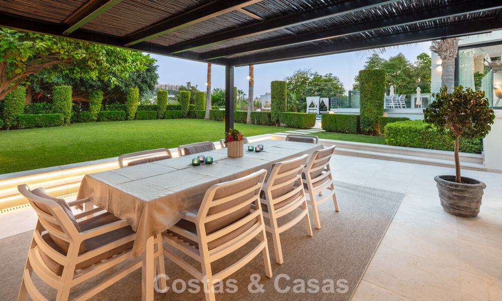 Moderne, symmetrische luxevilla te koop op een steenworp van de golfbanen van Nueva Andalucia’s vallei, Marbella 56216