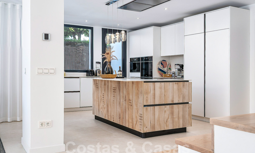 Prachtige, halfvrijstaande luxe woning te koop met privézwembad, op loopafstand van het strand en centrum van San Pedro, Marbella 56779