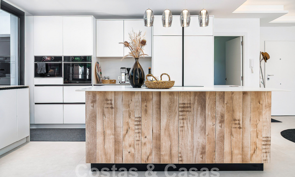 Prachtige, halfvrijstaande luxe woning te koop met privézwembad, op loopafstand van het strand en centrum van San Pedro, Marbella 56801