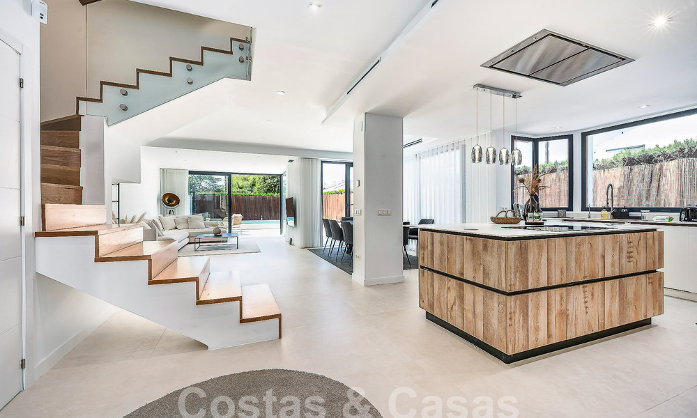 Prachtige, halfvrijstaande luxe woning te koop met privézwembad, op loopafstand van het strand en centrum van San Pedro, Marbella 56802