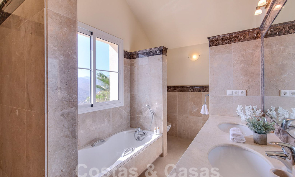 Spaanse luxevilla te koop met panoramisch zeezicht in een gated community in de heuvels van Marbella 57321