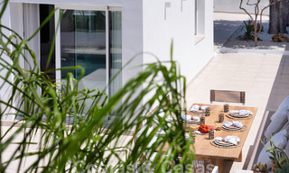Sfeervolle luxevilla in Ibiza-stijl te koop, dicht bij alle voorzieningen van Nueva Andalucia, Marbella 56920 