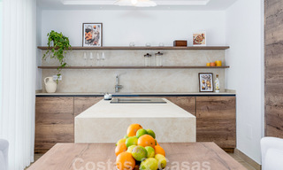 Sfeervolle luxevilla in Ibiza-stijl te koop, dicht bij alle voorzieningen van Nueva Andalucia, Marbella 56922 