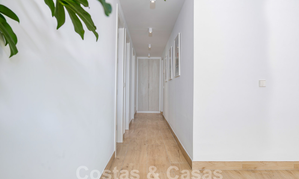 Sfeervolle luxevilla in Ibiza-stijl te koop, dicht bij alle voorzieningen van Nueva Andalucia, Marbella 56930