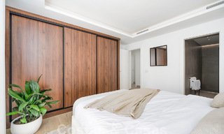 Sfeervolle luxevilla in Ibiza-stijl te koop, dicht bij alle voorzieningen van Nueva Andalucia, Marbella 56936 