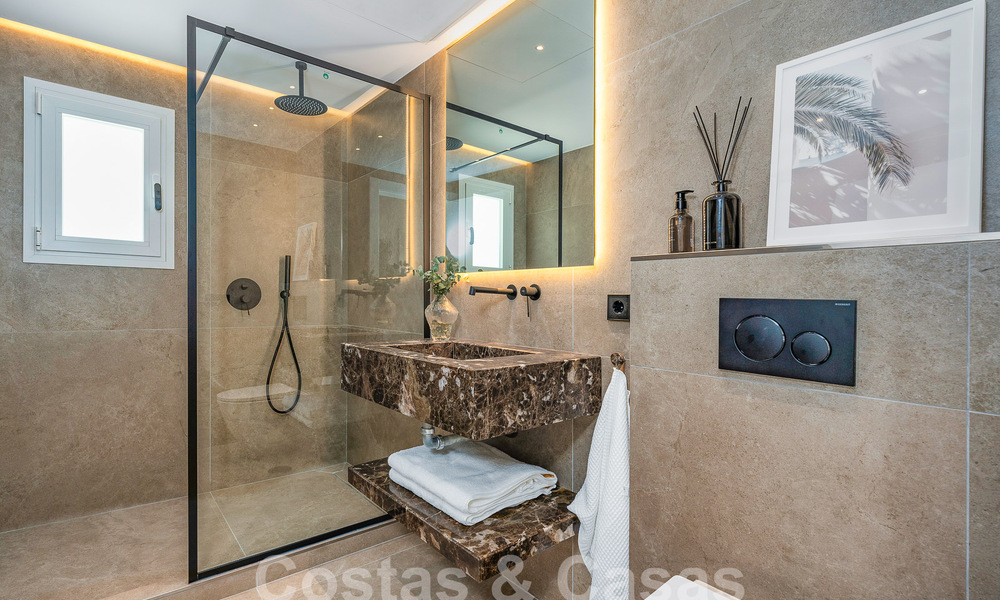 Sfeervolle luxevilla in Ibiza-stijl te koop, dicht bij alle voorzieningen van Nueva Andalucia, Marbella 56940