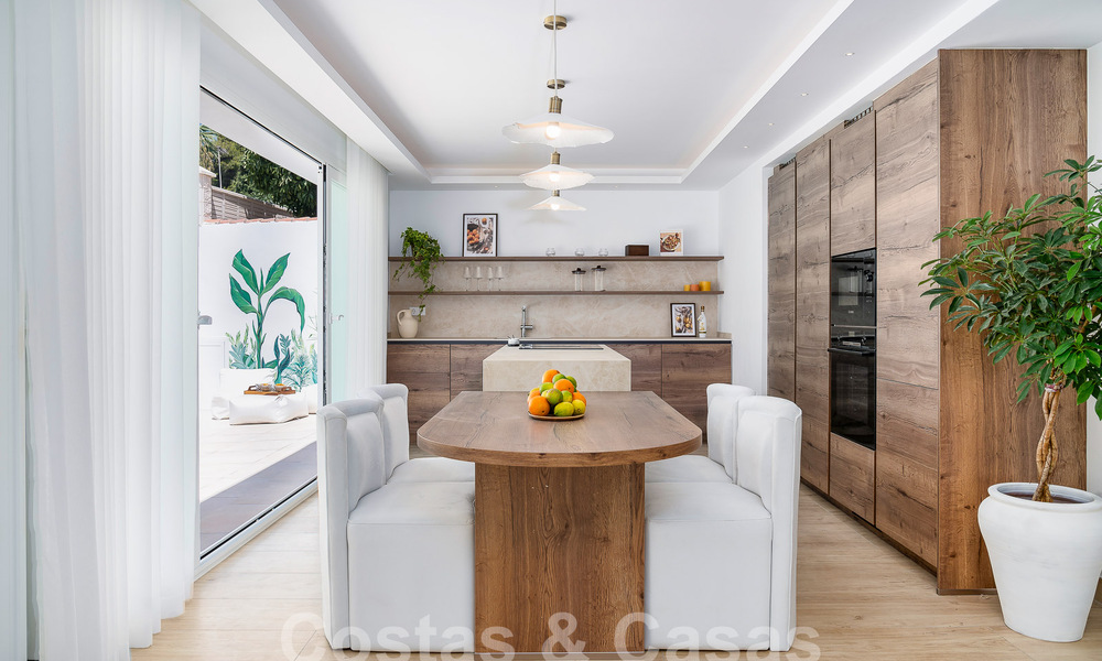 Sfeervolle luxevilla in Ibiza-stijl te koop, dicht bij alle voorzieningen van Nueva Andalucia, Marbella 56951