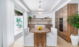 Sfeervolle luxevilla in Ibiza-stijl te koop, dicht bij alle voorzieningen van Nueva Andalucia, Marbella 56951 