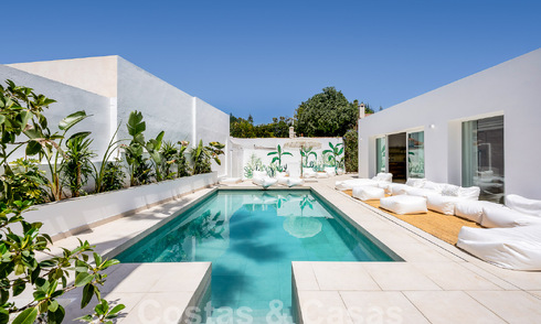 Sfeervolle luxevilla in Ibiza-stijl te koop, dicht bij alle voorzieningen van Nueva Andalucia, Marbella 56956