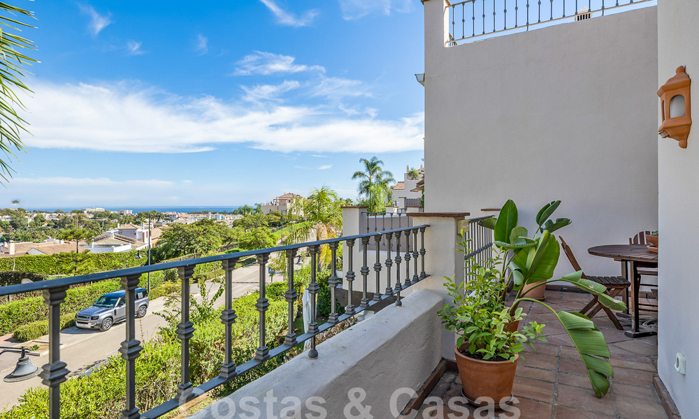 Ruim rijhuis te koop met 4 slaapkamers en zeezicht, in een gated complex op de New Golden Mile tussen Marbella en Estepona 57075