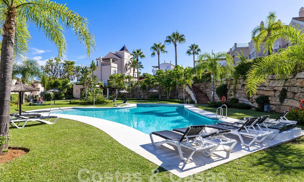 Ruim rijhuis te koop met 4 slaapkamers en zeezicht, in een gated complex op de New Golden Mile tussen Marbella en Estepona 57079