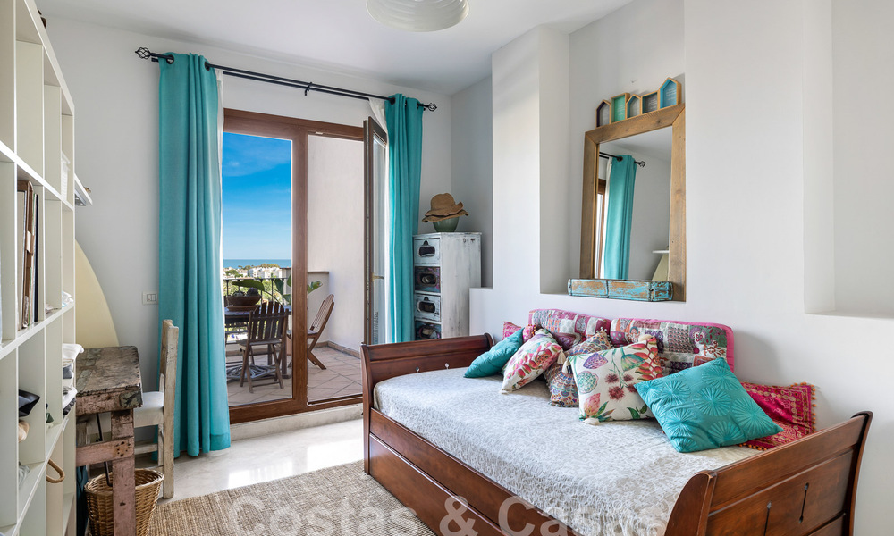 Ruim rijhuis te koop met 4 slaapkamers en zeezicht, in een gated complex op de New Golden Mile tussen Marbella en Estepona 57091