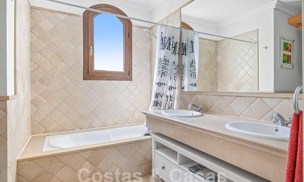 Ruim rijhuis te koop met 4 slaapkamers en zeezicht, in een gated complex op de New Golden Mile tussen Marbella en Estepona 57093