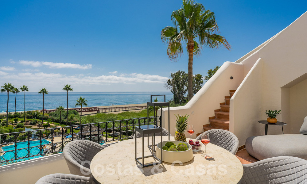 Luxe penthouse te koop in een gated eerstelijnsstrand complex met magnifiek zeezicht op de New Golden Mile tussen Marbella en Estepona 56965