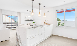 Eigentijds gerenoveerd penthouse te koop op loopafstand van alle voorzieningen en Puerto Banus in Nueva Andalucia, Marbella 57441 
