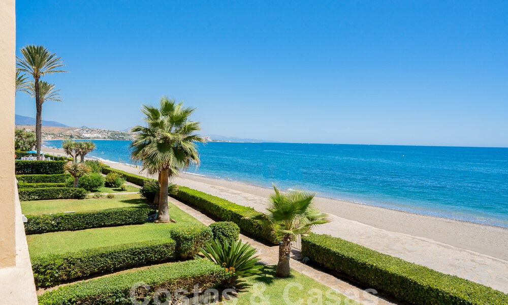 Fantastisch, eerstelijnsstrand appartement te koop met frontaal zeezicht op enkele minuten van Estepona centrum 57058