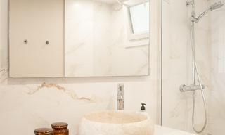 Fantastisch, eerstelijnsstrand appartement te koop met frontaal zeezicht op enkele minuten van Estepona centrum 57061 