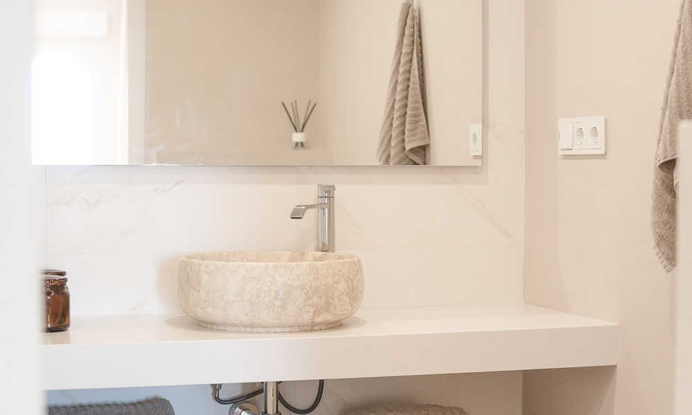 Fantastisch, eerstelijnsstrand appartement te koop met frontaal zeezicht op enkele minuten van Estepona centrum 57062