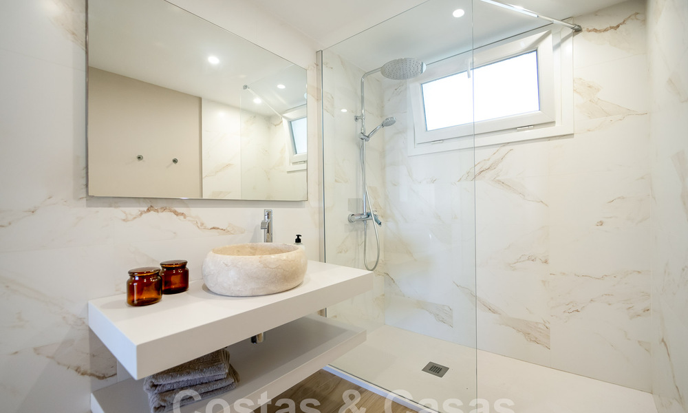 Fantastisch, eerstelijnsstrand appartement te koop met frontaal zeezicht op enkele minuten van Estepona centrum 57071