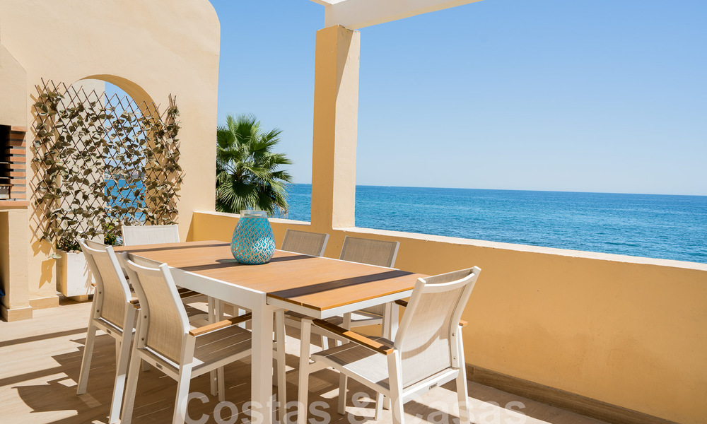 Fantastisch, eerstelijnsstrand appartement te koop met frontaal zeezicht op enkele minuten van Estepona centrum 57073