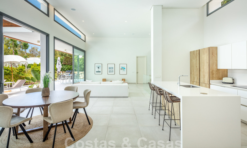 Moderne villa te koop in een gated urbanisatie op de New Golden Mile tussen Marbella en Estepona 57850