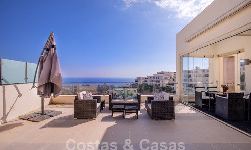 Modern penthouse op één niveau te koop met panoramisch zeezicht, in een luxueus complex van Los Monteros, Marbella 58303